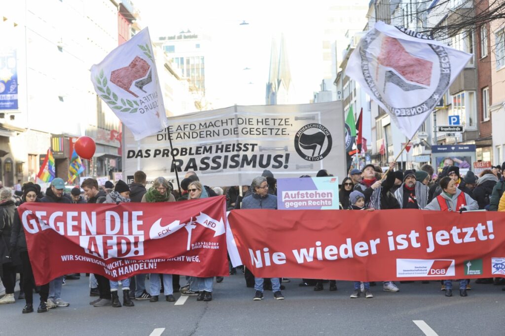 Demonstrationsspitze von Düsseldorf stellt sich quer gegen einen rechten Aufmarsch